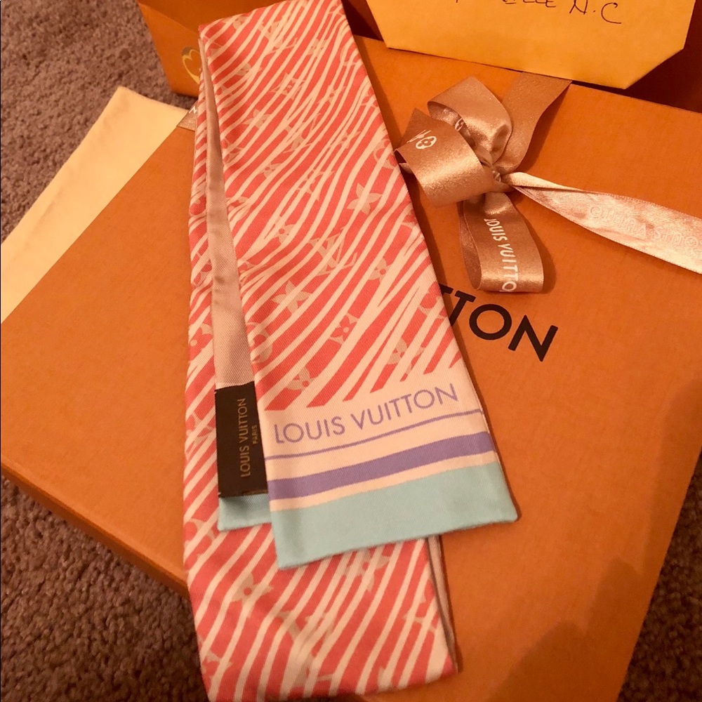 100% Authentic Louis Vuitton Alamzing silk scarf